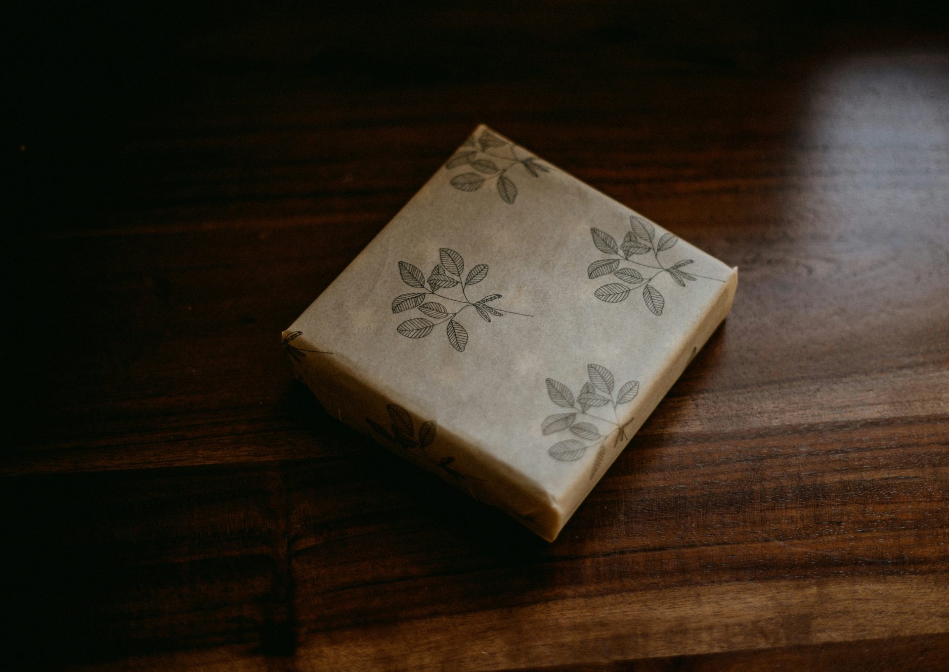 Eine Kiste steht auf einem Holztisch